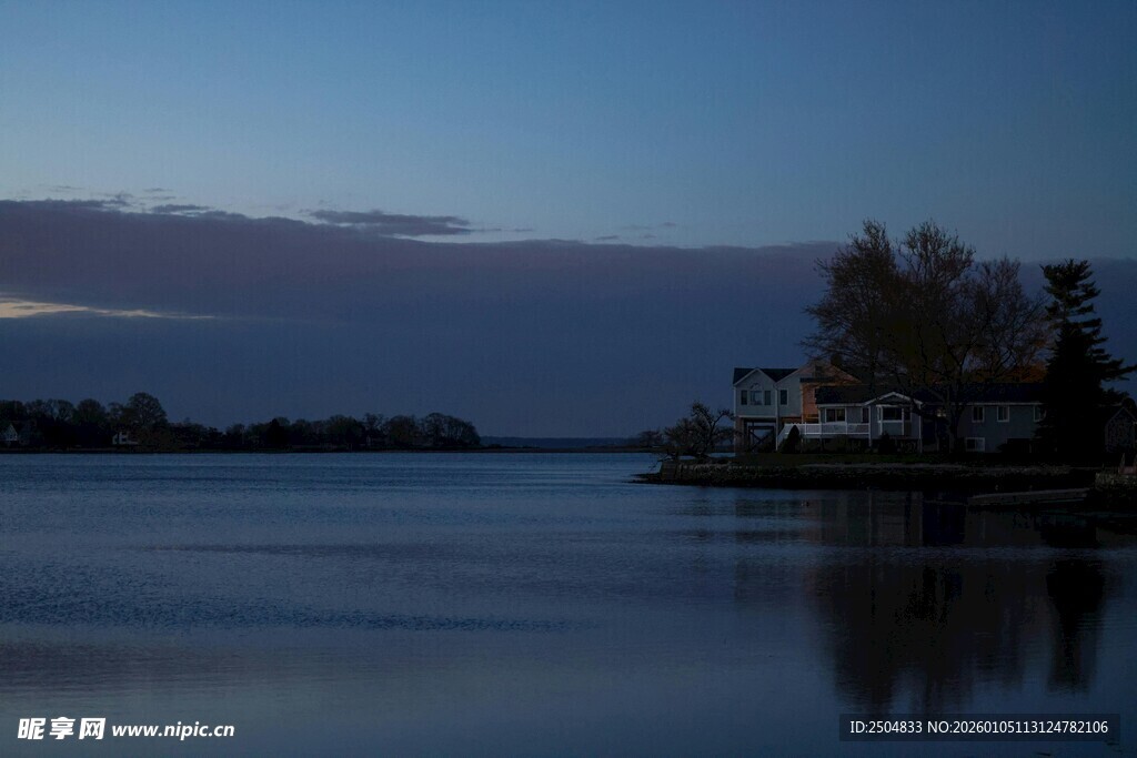 湖畔暮色下的宁静景致