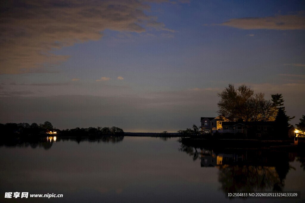 湖畔暮色夜景