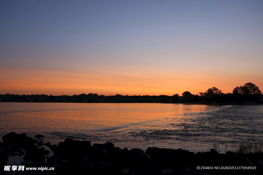 日落时分的宁静水边景色