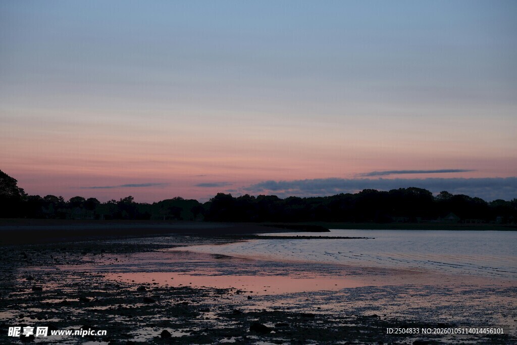 黄昏下的宁静河岸风光