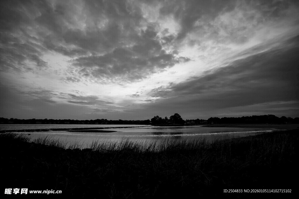 黑白湖畔暮色风景