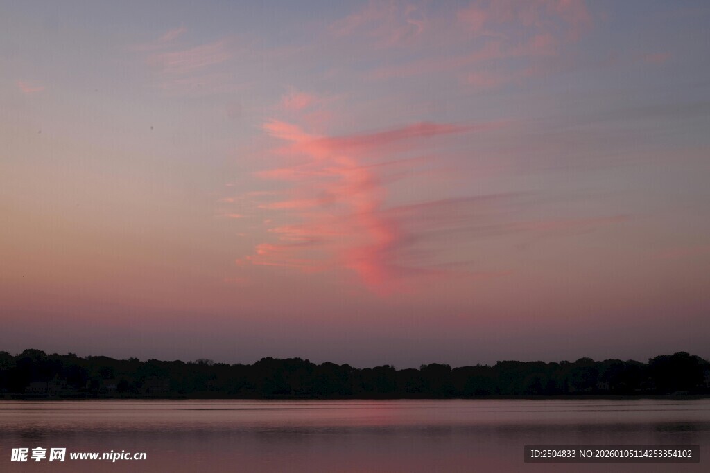湖畔晚霞美景