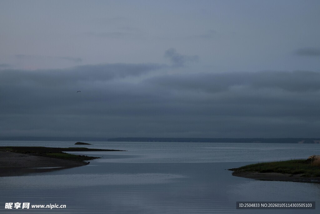 黄昏下宁静的水域景观