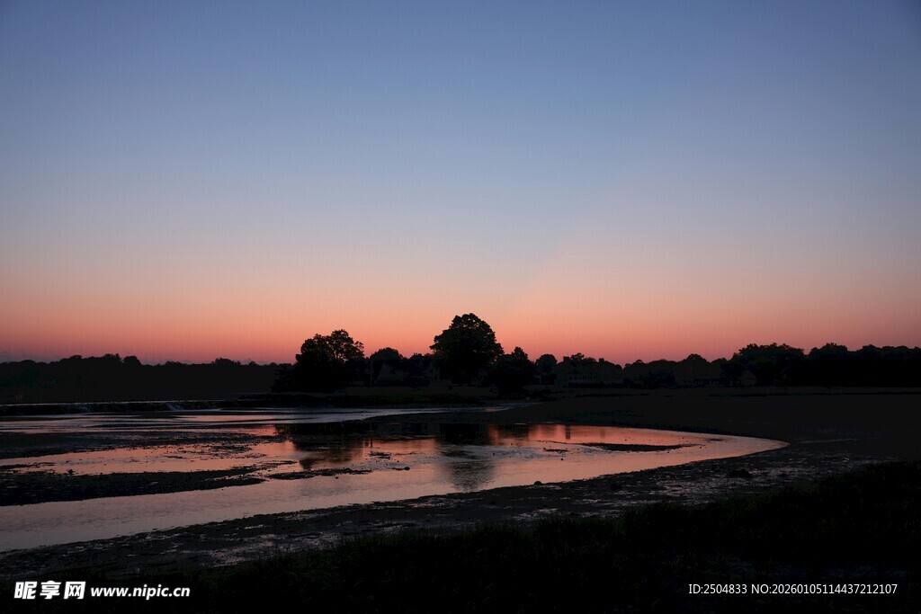 日落时分的静谧水边景色