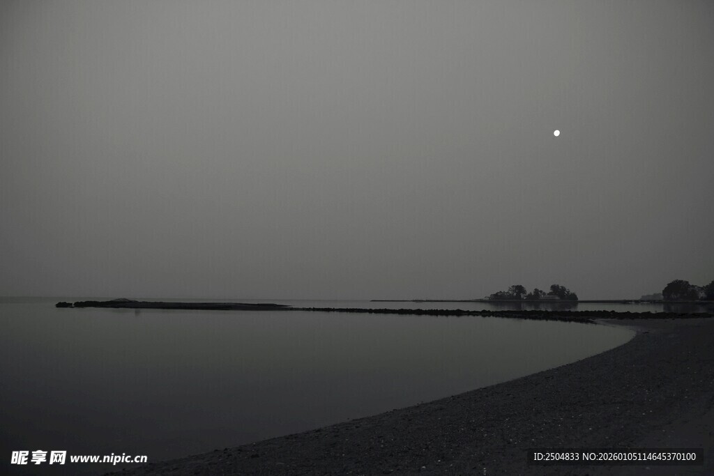 月夜下的静谧水岸