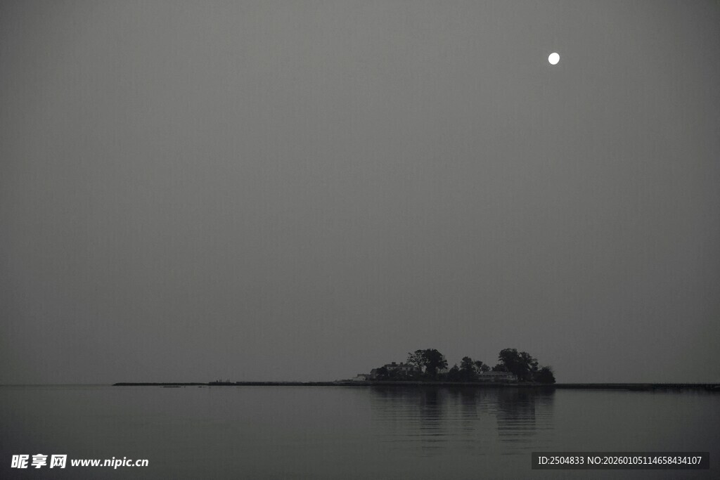 月夜湖面小船朦胧景象