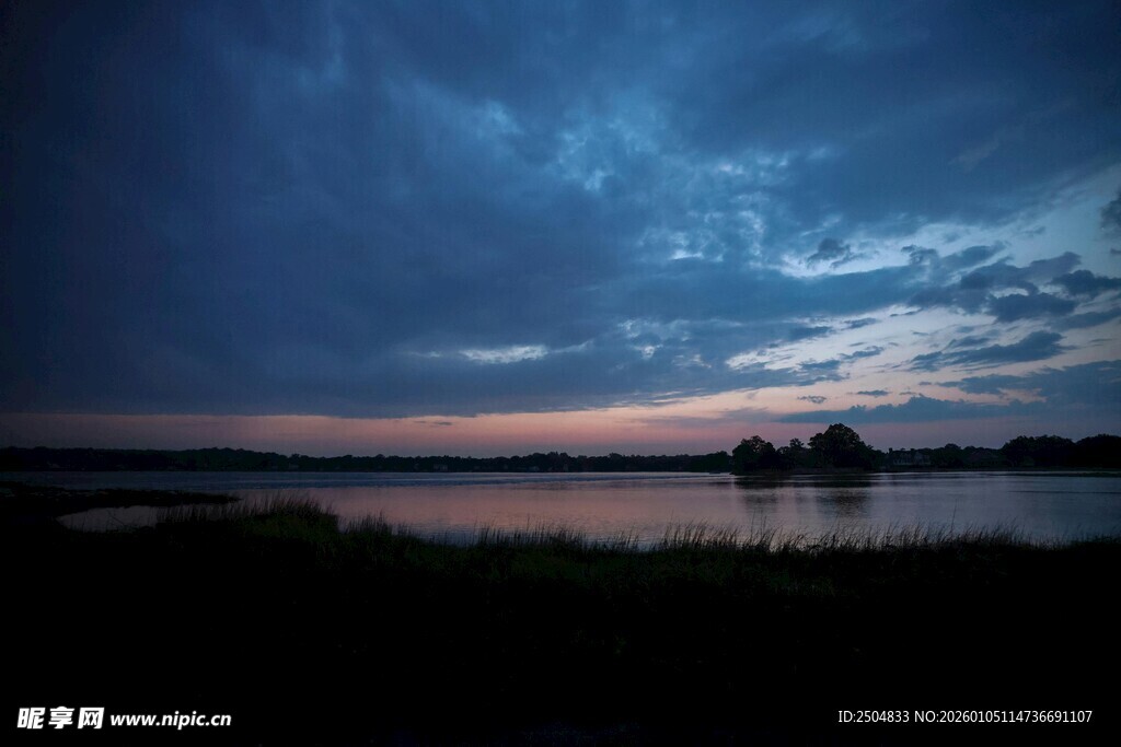 湖畔暮色中的静谧美景