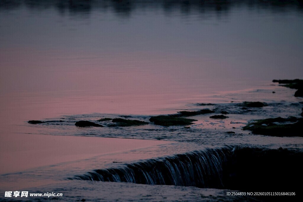 黄昏湖畔的静谧景致
