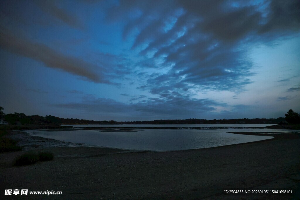 夜幕下的宁静湖畔风光