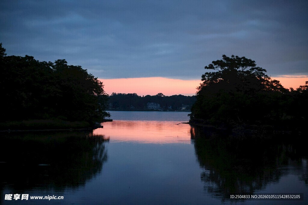 湖畔黄昏美景