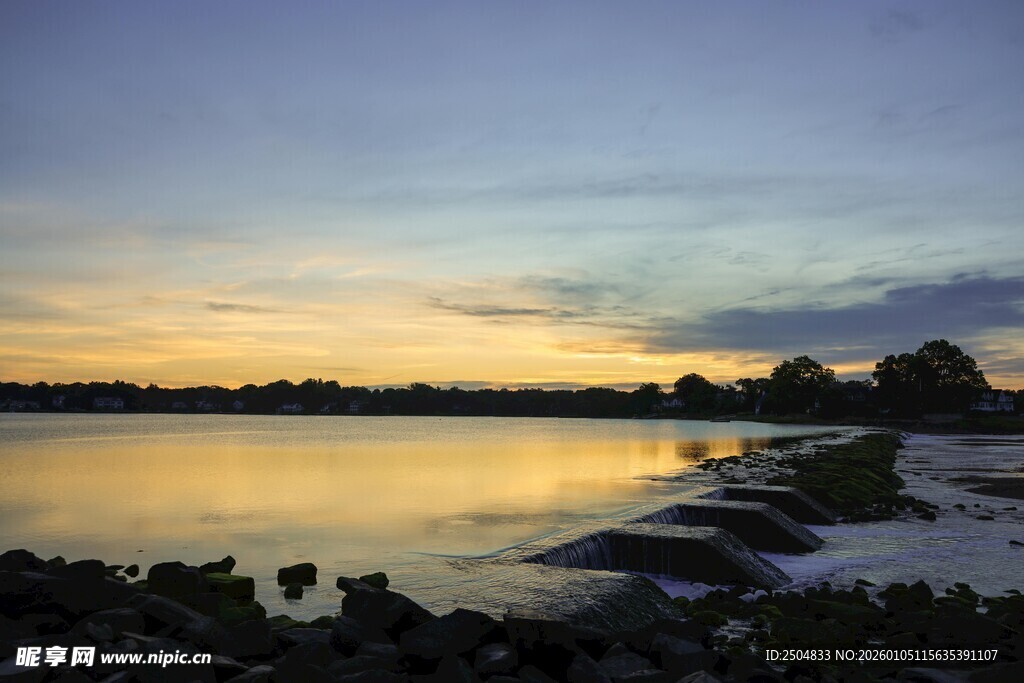 黄昏湖畔美景