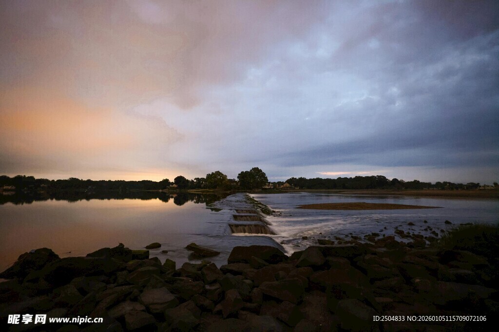 湖畔黄昏美景
