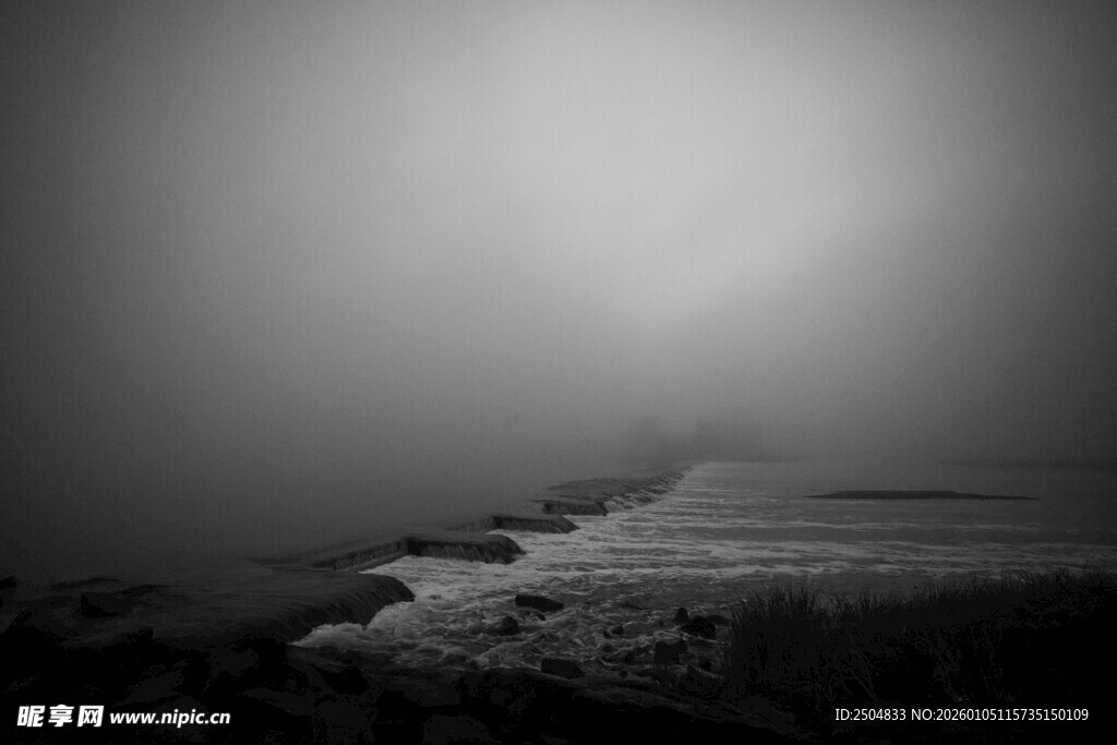 雾中海岸线的朦胧景致