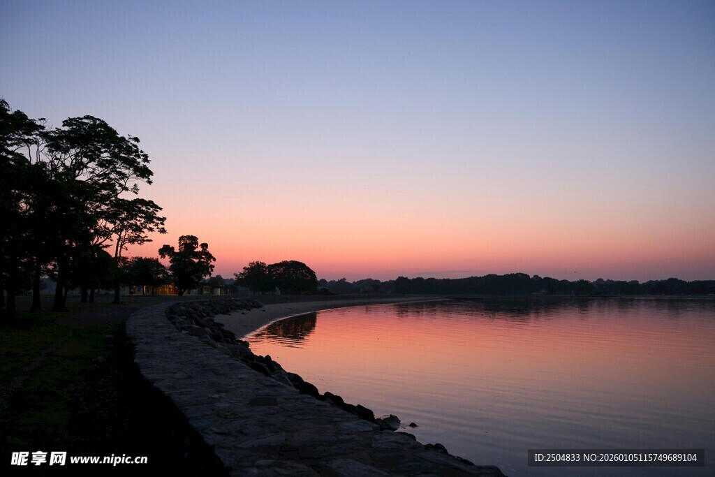 湖畔黄昏美景