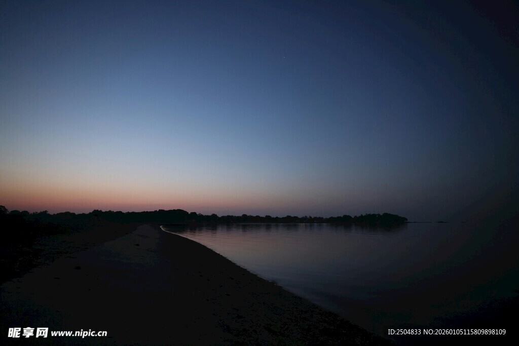 湖畔黄昏美景