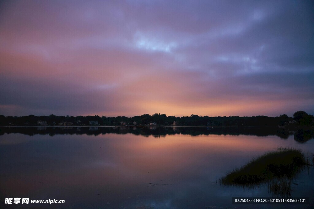 湖畔绝美日落景观