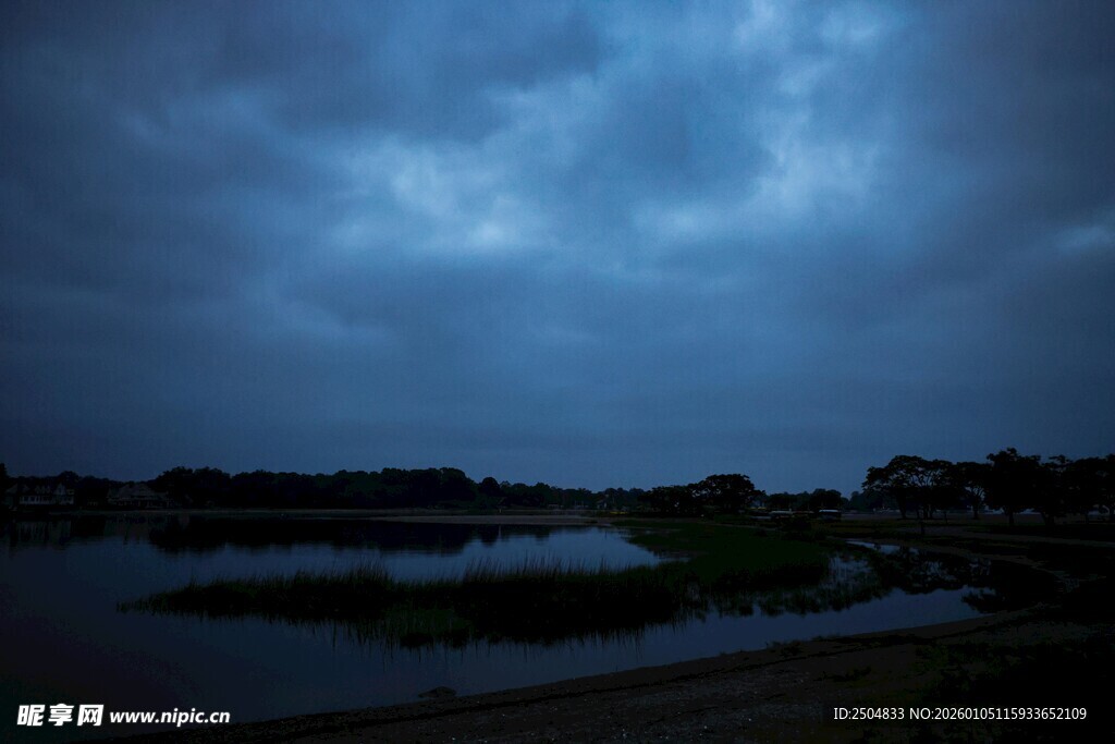 夜幕下的宁静水边景色