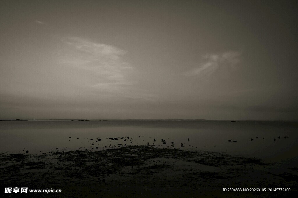 黄昏下的静谧海边景象