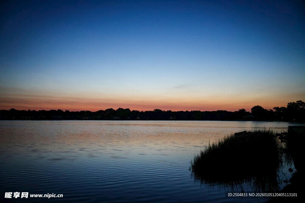 湖畔黄昏美景