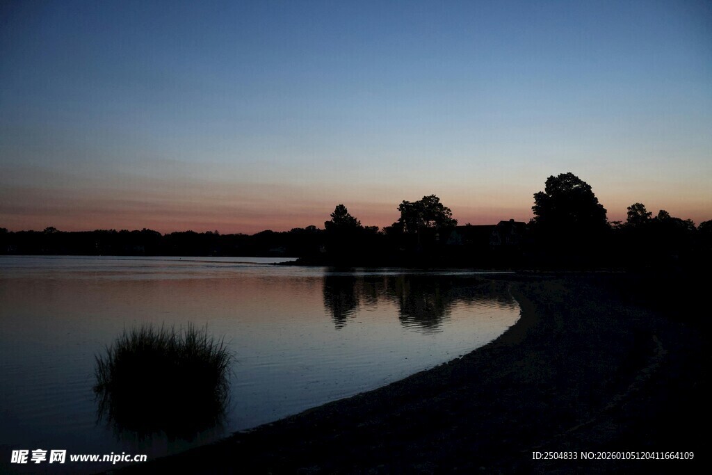 湖畔黄昏景色剪影