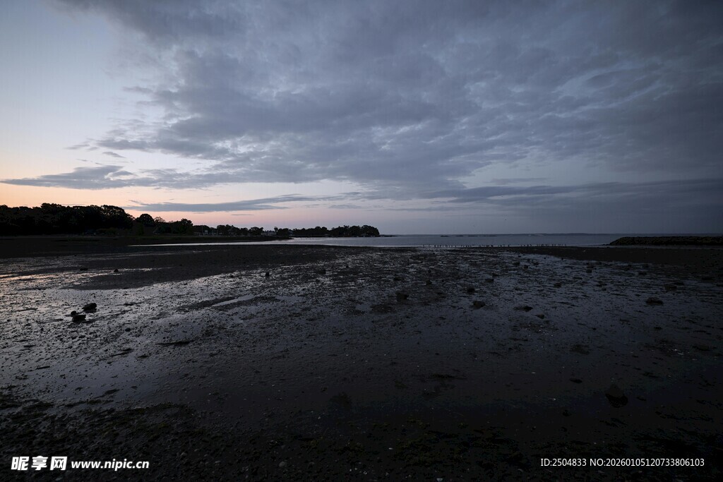 黄昏时分的 沉海滩景象