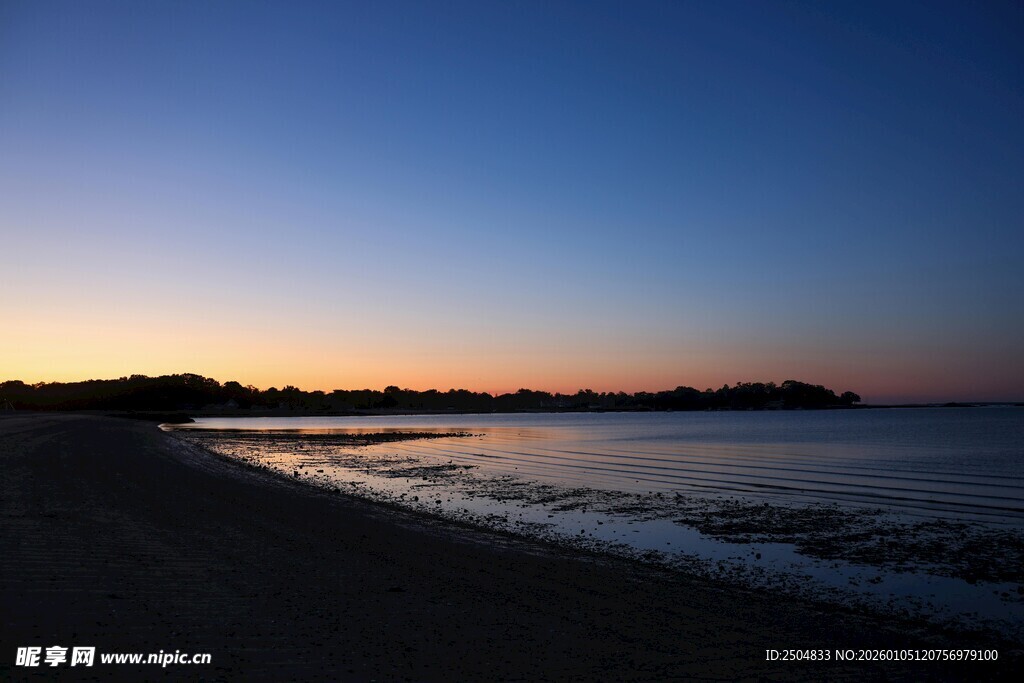 黄昏下的静谧海滩景色