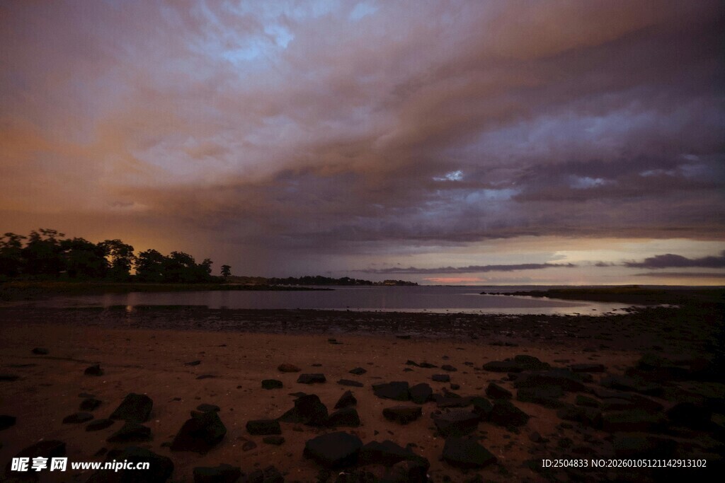 黄昏海滩上的壮丽云霞景观