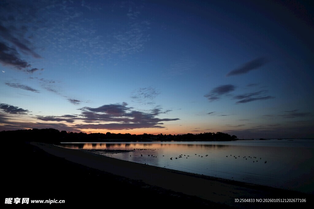 海边黄昏时分的美丽景致