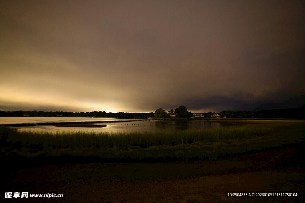 夜幕下旷野的神秘风暴景象