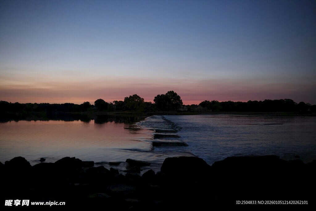 湖畔黄昏美景