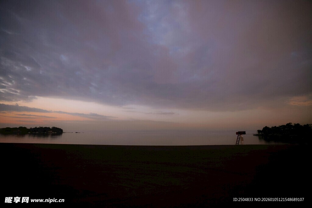 夜幕下的旷野与朦胧星空