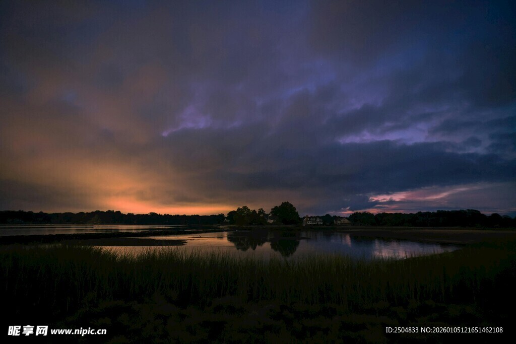 湖畔黄昏 云霞与倒影之美