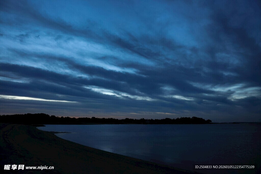 夜幕下的宁静湖畔风光