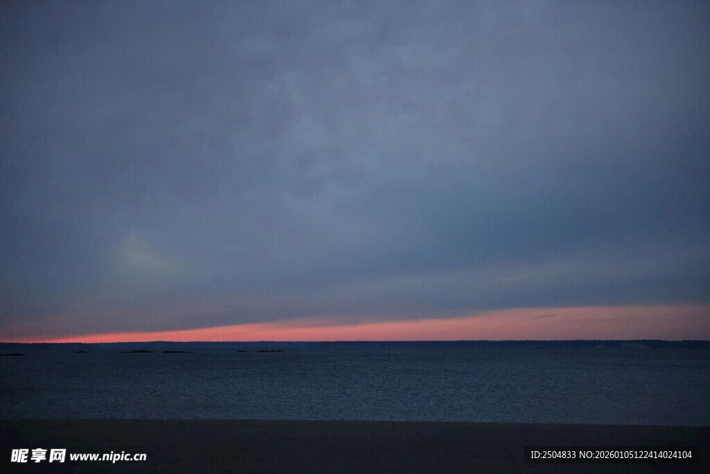 海边暮色 天际一抹霞光