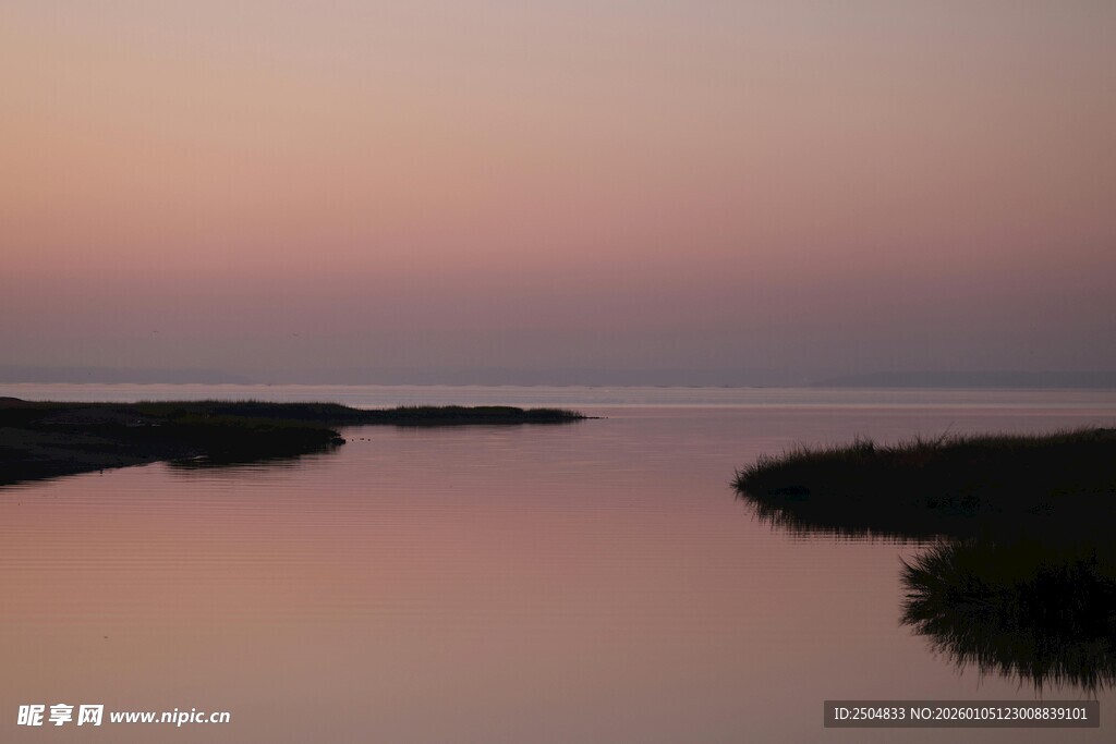黄昏湖畔宁静美景