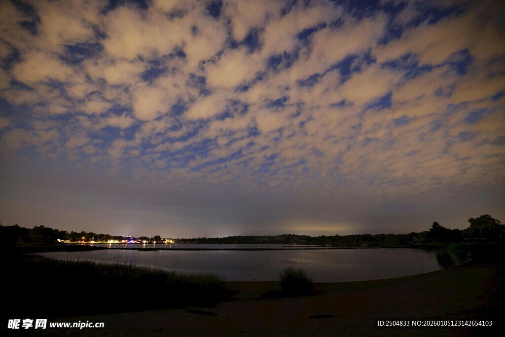 湖畔暮色中的梦幻云彩