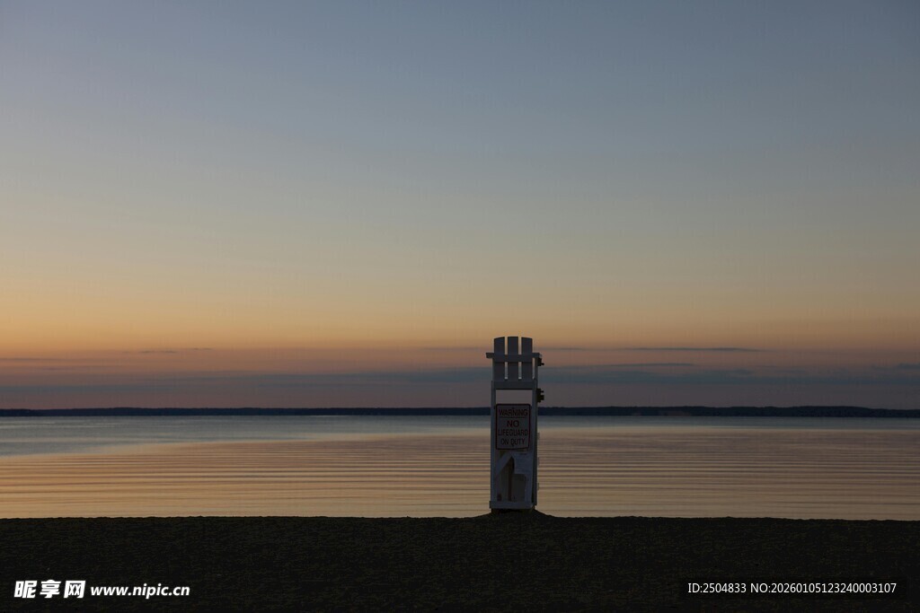 黄昏湖畔的孤独瞭望塔