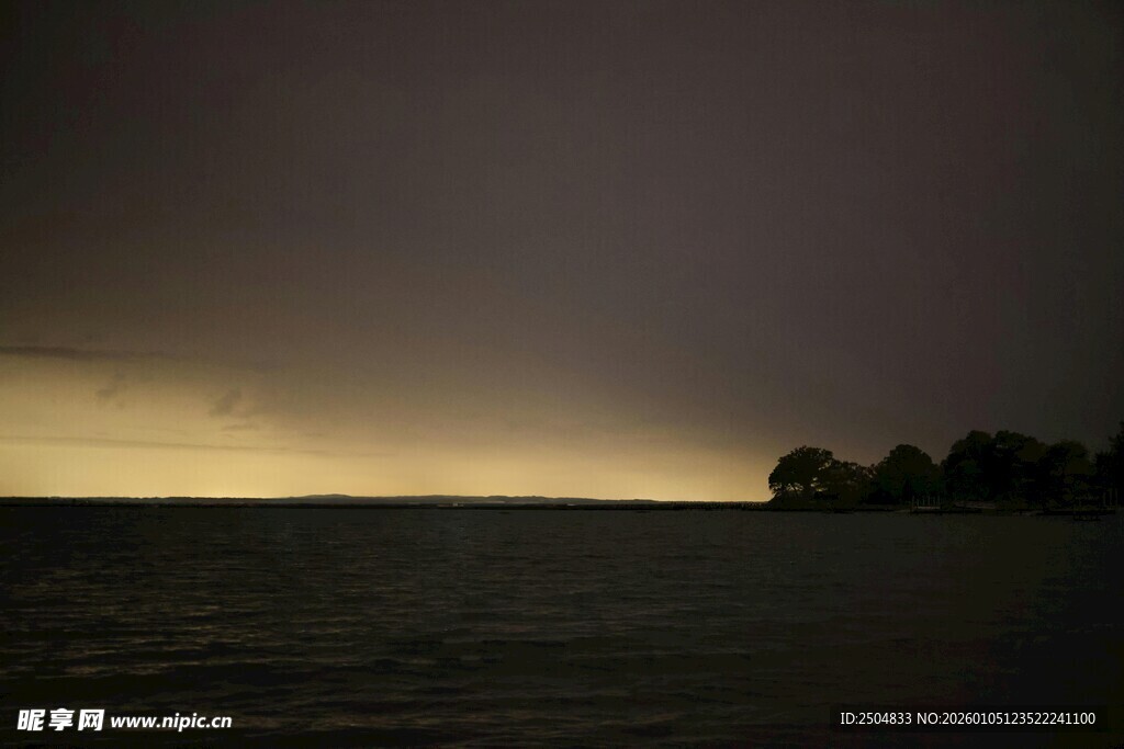 黄昏下的旷野与远处建筑