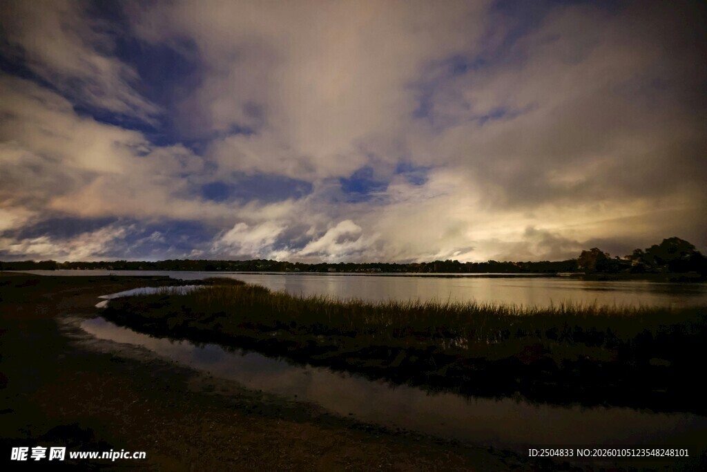 黄昏湖畔 风云变幻美景