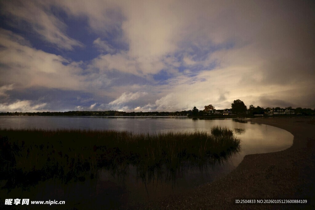 黄昏湖畔 云影天光共徘徊