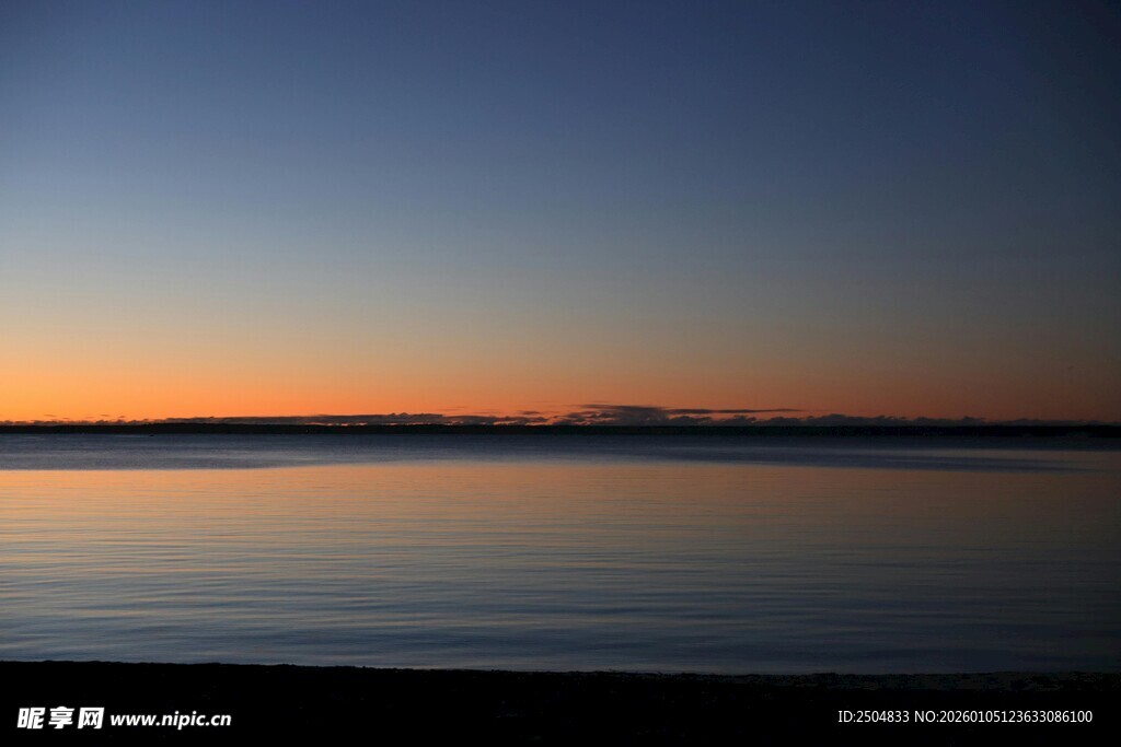 黄昏下宁静的湖面美景