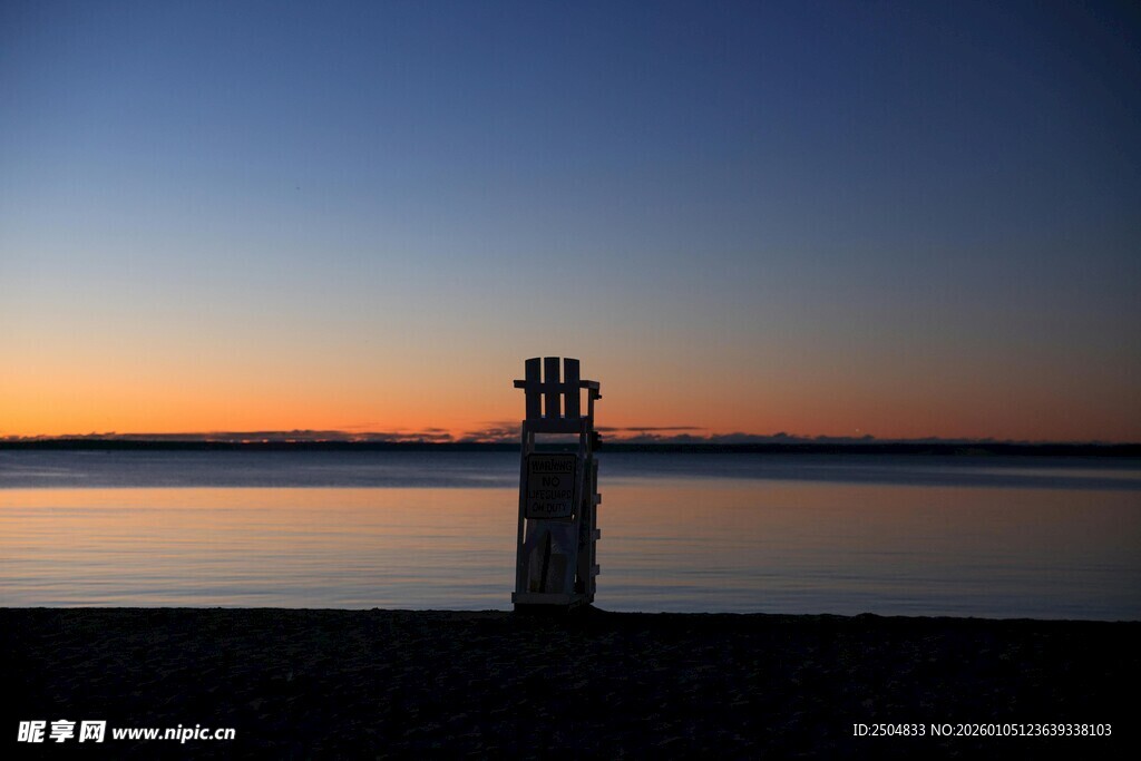 日落时分的海边灯塔