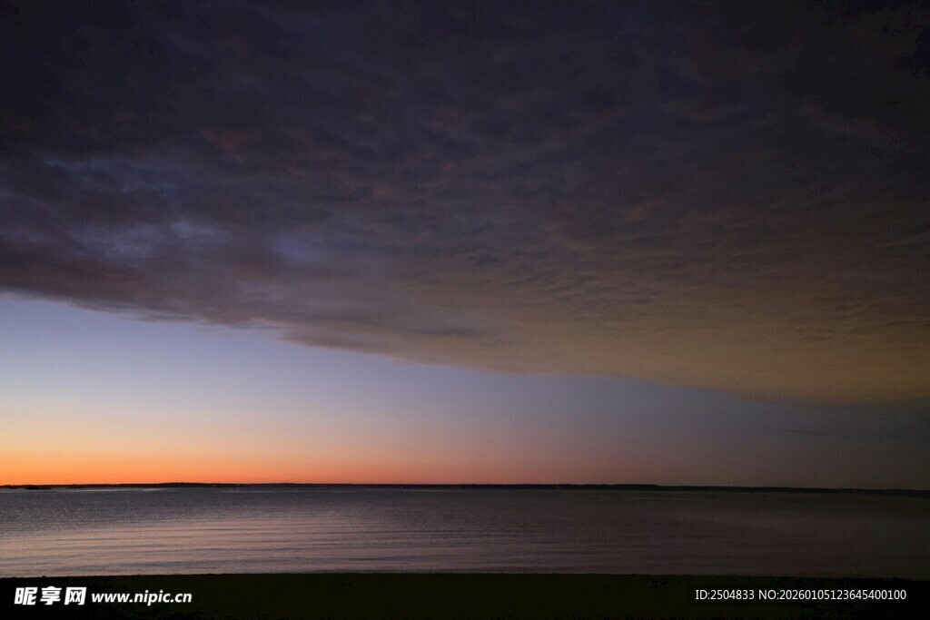 黄昏时分的宁静海面