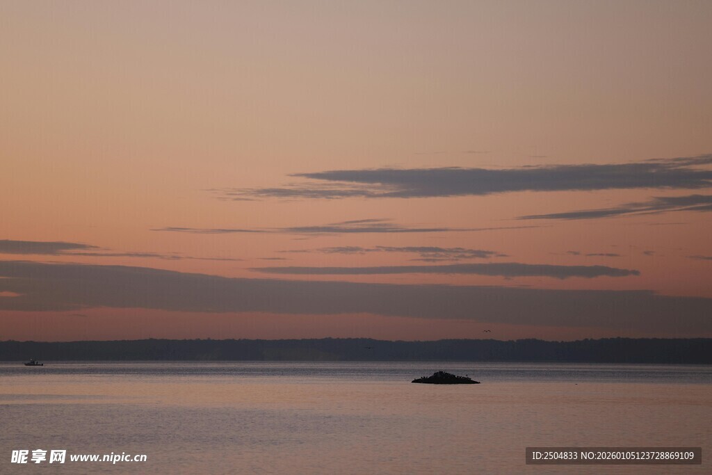 黄昏下宁静的海面与孤舟