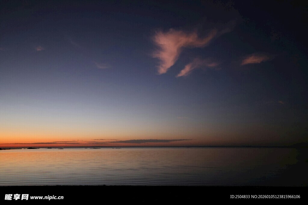 黄昏时分的宁静海面