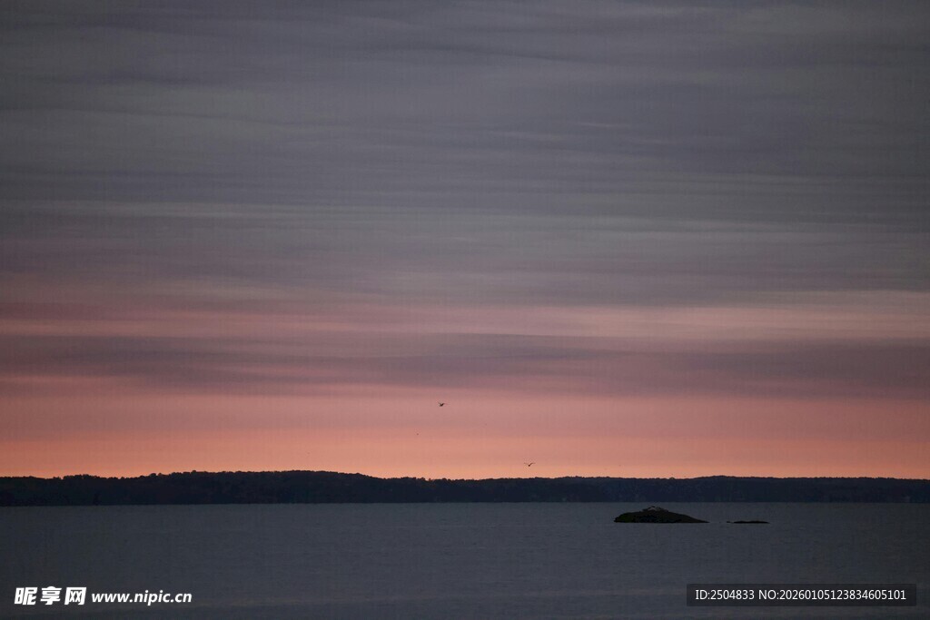 海上日落时分的美丽景象