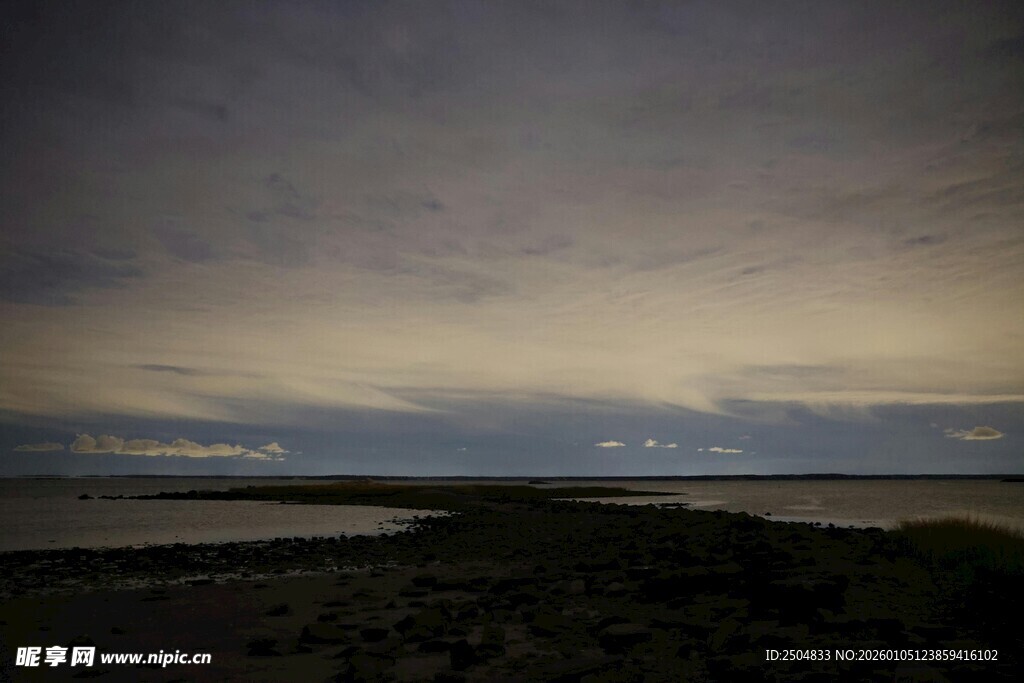 黄昏下的宁静海岸风光