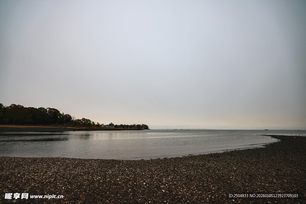 宁静湖畔的沙石岸景