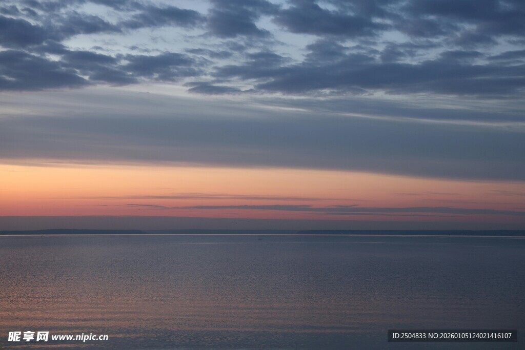 海上日落时分的美丽景象