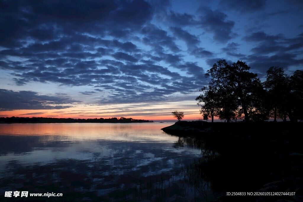 湖畔黄昏美景